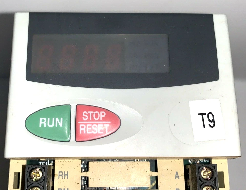 INVERSOR MITSUBISHI E500 FR-E520-0.75K-NA 3 FASES 8.2/5 AMP 1 HP FALTA CUBIERTA Foto 4 de 4