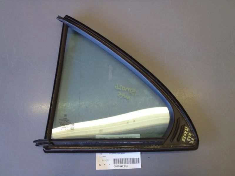 Vidro de ventilação da porta traseira do passageiro direito 2003-2007 Mercedes-Benz C230 Sedan 58792 - Imagem 2 de 4