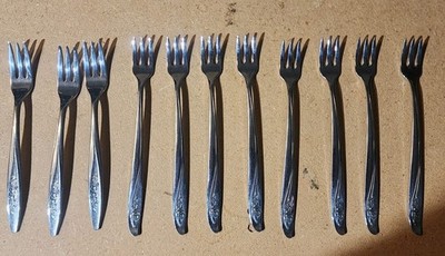 Lot 11 -Oneida Community ROSEANNE Glossy Stainless Unique Tine SALAD FORKS