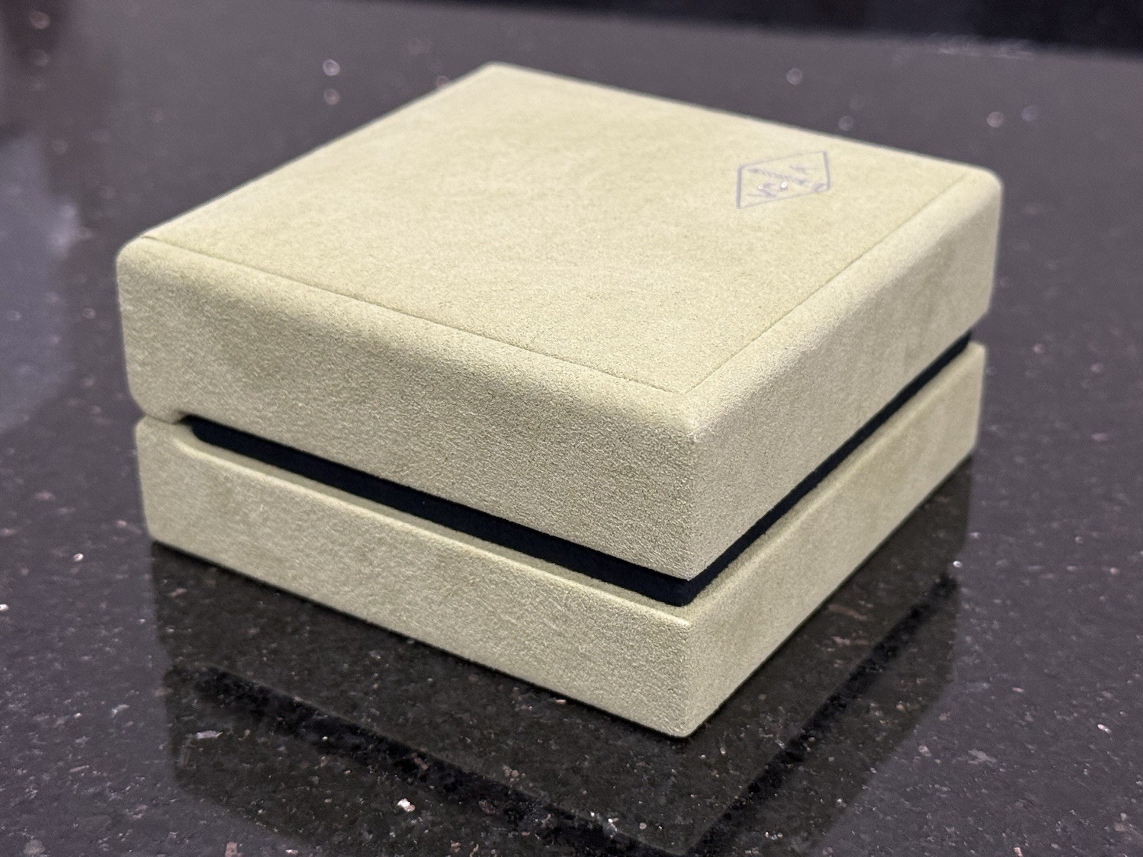 VAN CLEEF & ARPELS MAGIC PENDANT/ MEDIUM SIZED NECKLACE GIFT BOX SET (EMPTY) thumbnail 8