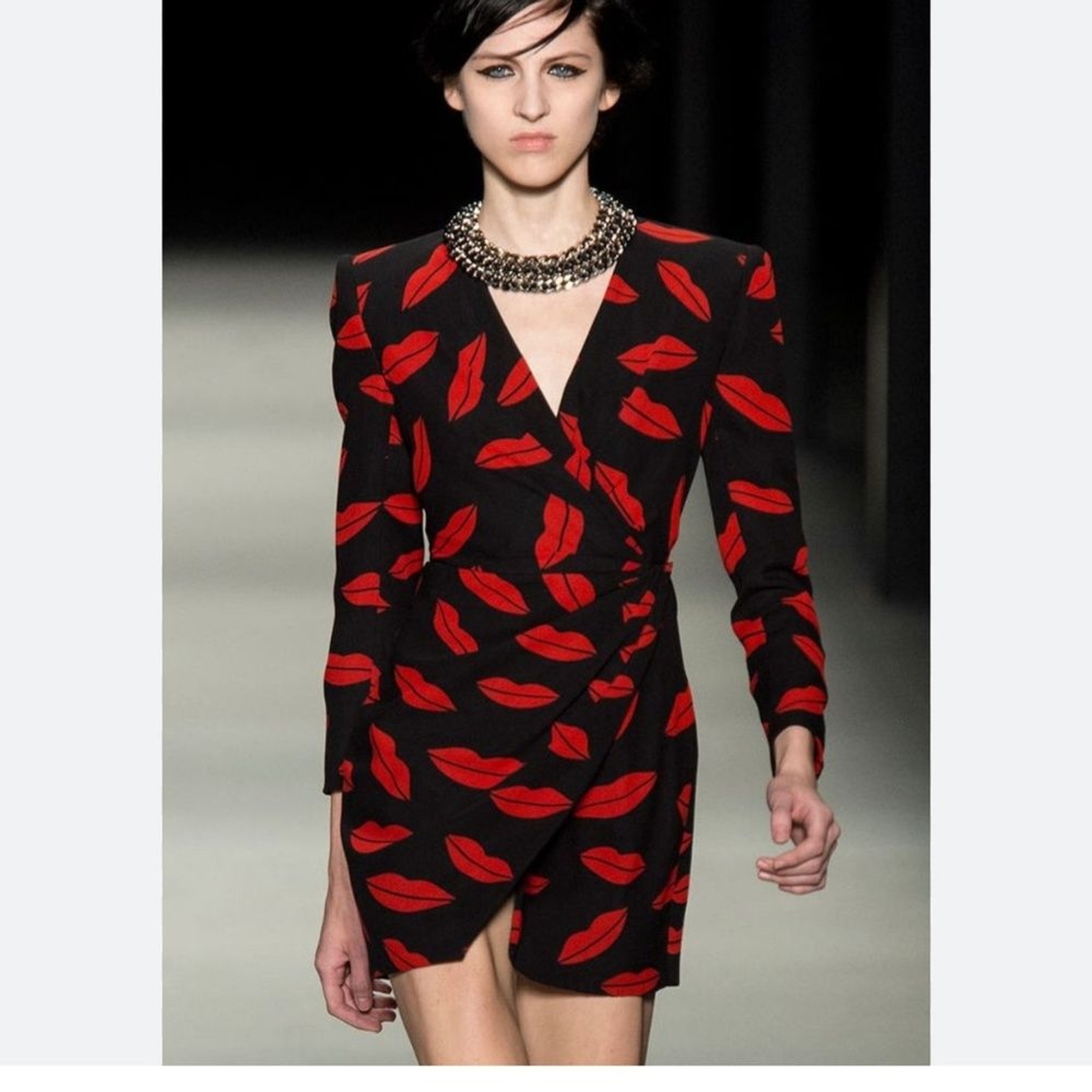 Abito nuovo senza etichette Saint Laurent stampa a labbra