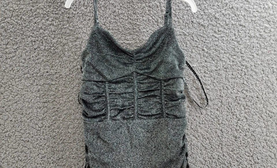 Vestido KatieJnyc Lola Acanalado Para Niñas Negro Brillo Cuello en V Espalda Cierre con Cremallera Foto 3 de 4