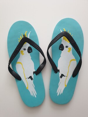 flip flops, white macaw