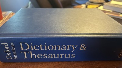 #1046 The Oxford American Dictionary & Thesaurus 2nd  edition
