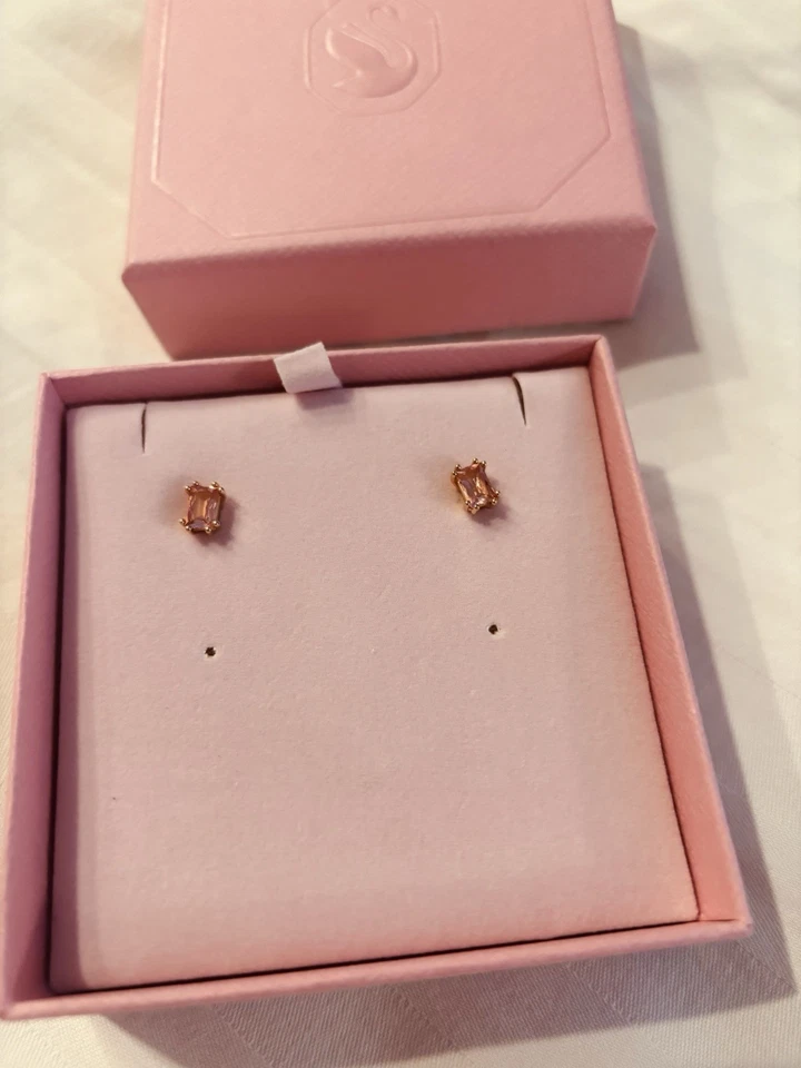 Brincos de cristal Swarovski com uma pedra rosa cortada por almofada e tom de ouro rosa - Imagem 2 de 4