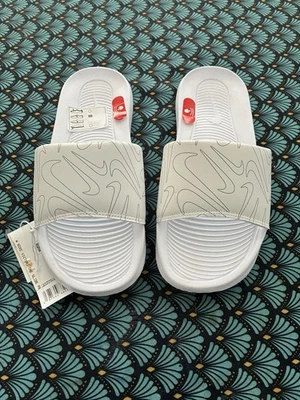 🎁 claquette tong Nike neuf taille 36,5 femme enfant - Photo 1/4