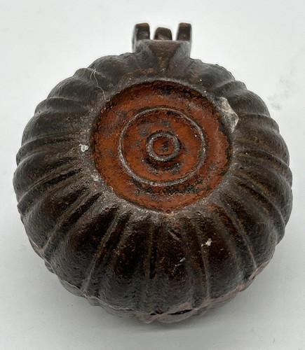Ancien étui à bibelots en fer logo abeille manque boulon de charnière S1 - Photo 4/9