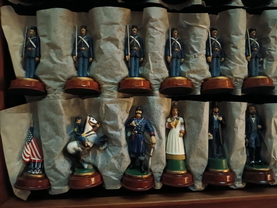 Juego de ajedrez y tablero de caoba de la Guerra Civil Foto 3 de 4