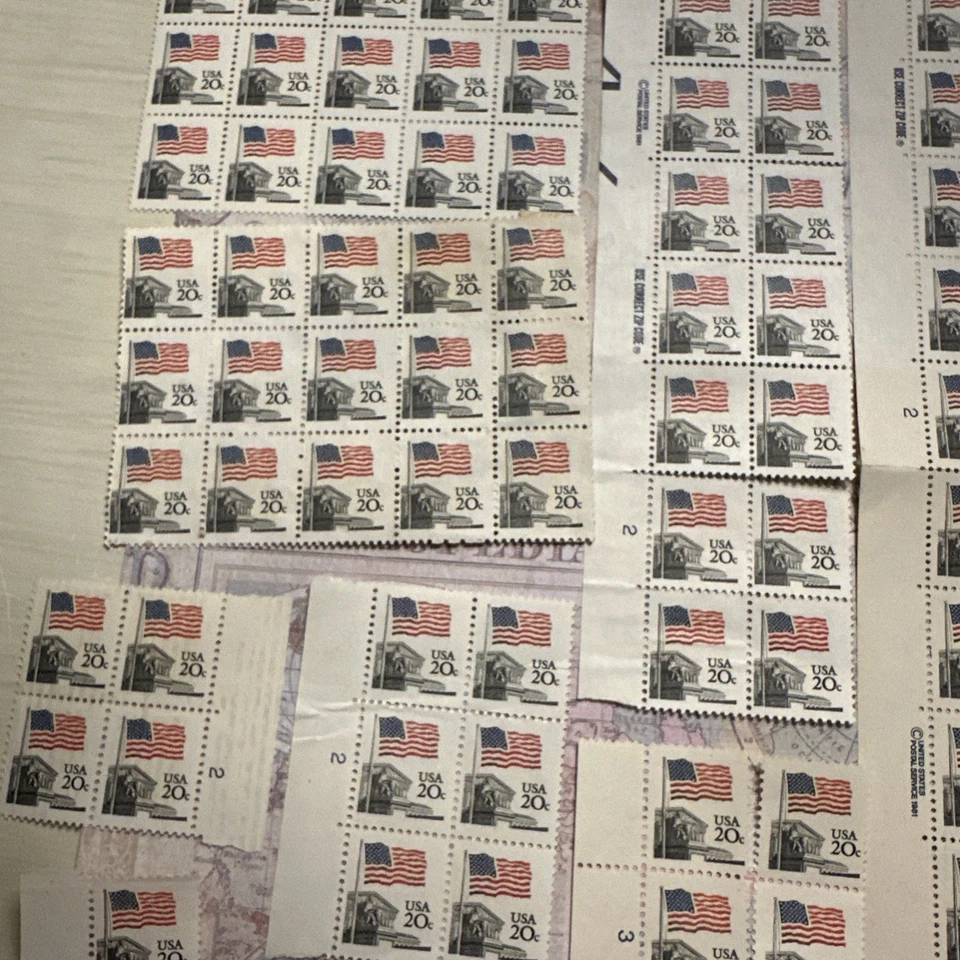 Vintage 1981 unused US postage stamps the flag over the Supreme Court - Image 3 of 4