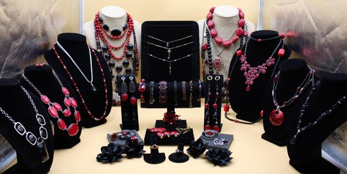 Wholesale Lot Fashion Jewelry – 13 Pieces Of Necklaces, Earrings, Bracelets – Vintage Mixed Metals, Crystals & Wood