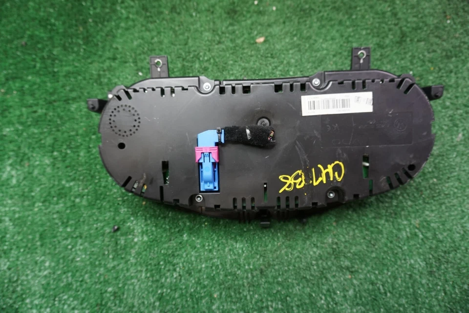 2010 VOLKSWAGEN PASSAT Speedometer Gauge Cluster OEM 3C0920972L - Image 2 of 4