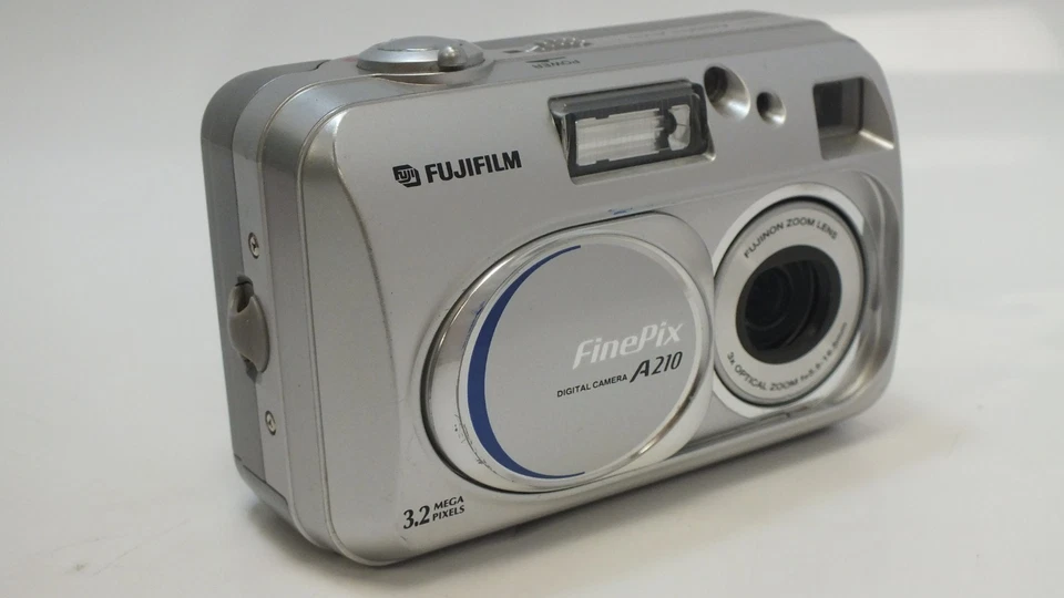 FUJIFILM FInepix A210 3.2 MP Retro Digital Camera - BOXED - Image 2 of 4