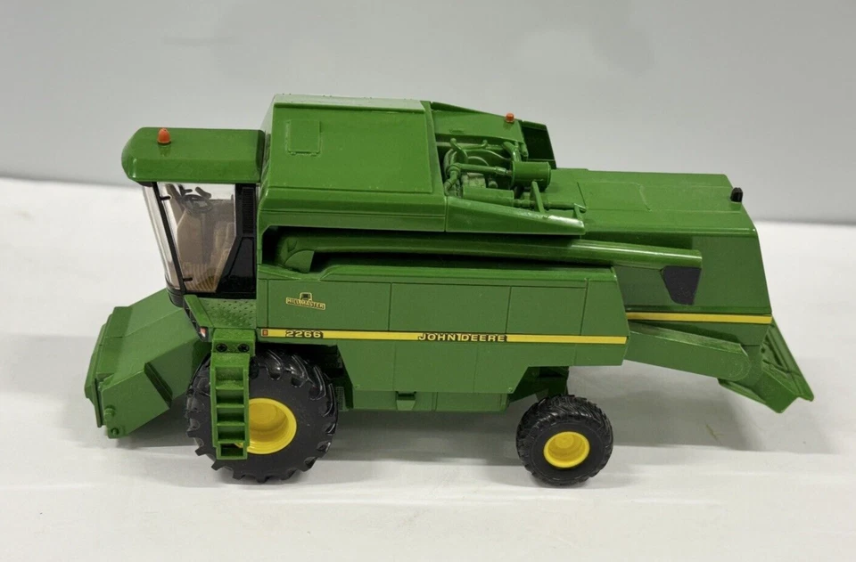 ERTL John Deere 1:32 Hill Master Combine Harvester 2266 No Header Incomplete - Image 3 of 4