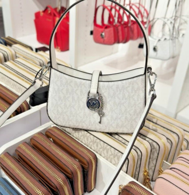 【MICHAEL KORS】SALE ★Lyra シグネチャークロスボディ バッグ Michael Kors Lyra Extra-Small Signature Logo Crossbody
