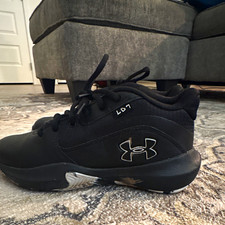Under Armour Men’s Black Low Top Lace-Up Solid Athletic Sneaker