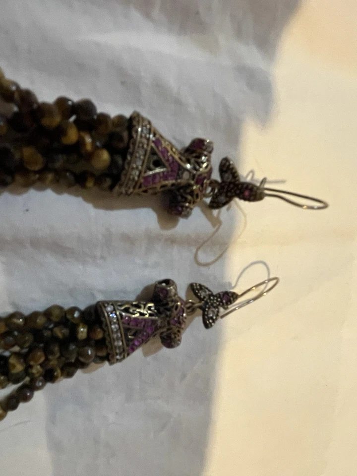 Pendientes colgantes ojo de tigre granate con forma de vestido corpiño de Oriente Medio  Foto 2 de 4