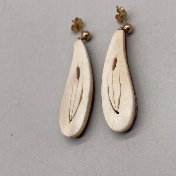 Pendientes colgantes de madera rellenos de oro naturaleza terroso trabajo étnico Foto 3 de 4