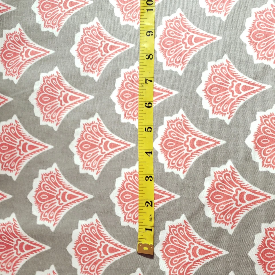 Tela de algodón tapizada con estampado de damasco y ciruela de vieira gris roja 54" por yarda Foto 3 de 4