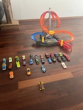 Elektrische Hotwheelbahn mit 30 Autos und Looping