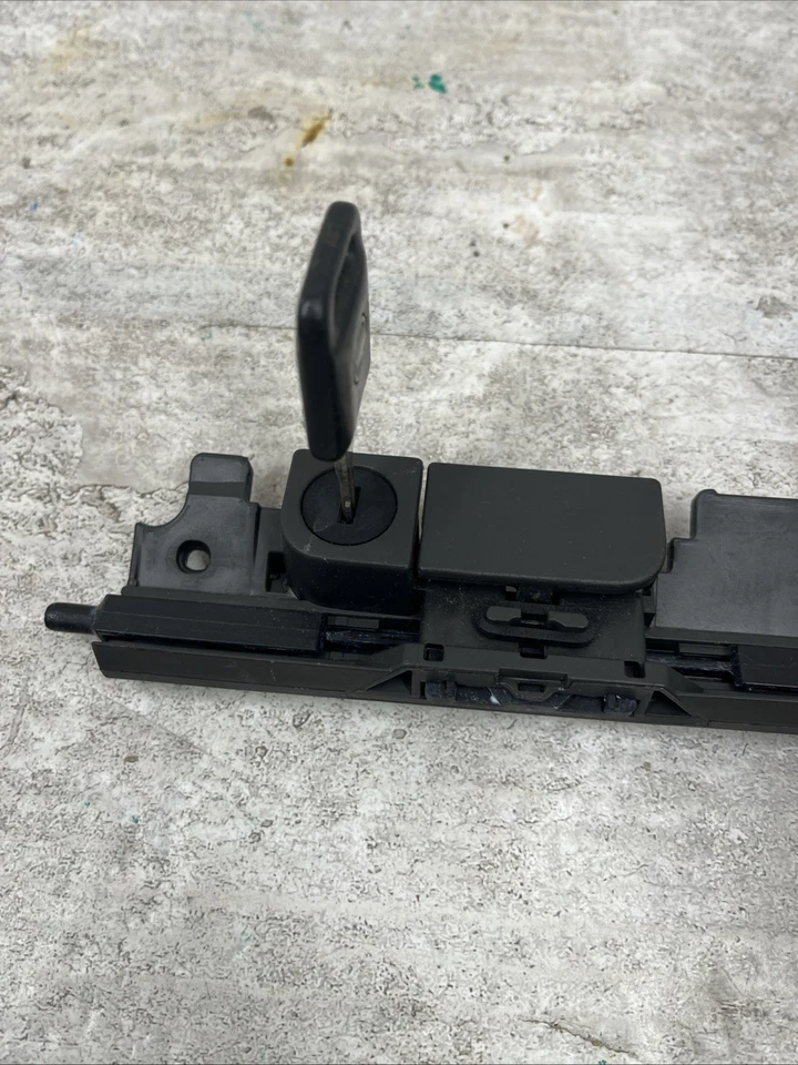 Nissan Xterra Frontier 2005-2021 guantera inferior pestillo gris con llave Foto 4 de 4