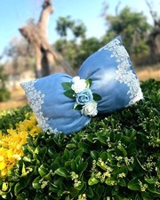 Cuscino Fiocco Elegante in Tessuto Azzurro Artigianale con Dettagli in Pizzo