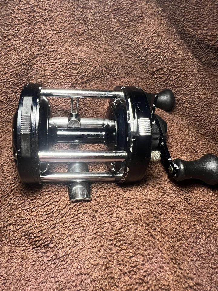 Raro Abu Garcia Ambassadeur SEIS Carrete Baitcaster MUESTRA Pie Estampado Coleccionable Foto 3 de 4