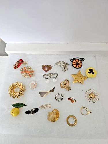 Collection Of Assorted Vintage Costume Jewelry Brooches and Pins Lot