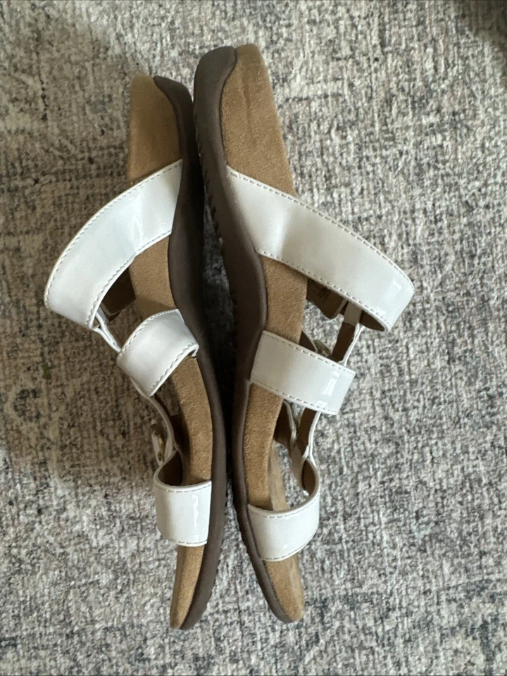 Sandalias cómodas Vionic blancas charol Misa ajustables gancho y bucle deslizables 9 Foto 4 de 4