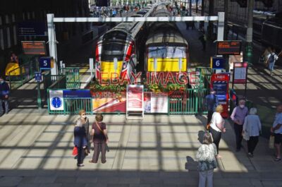 FOTO AN LNER AZUMA UND NORTHERN BELLE AUSFLUGSZUG AM WAVERLEY STATION PLA