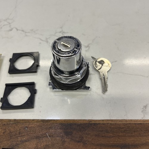 Eaton 10250T15112 Selector Switches Key Operated 2 Position EA NEMA 3/3R/4/4 - Picture 2 of 3