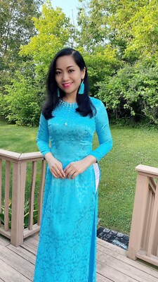 Ao dai Vietnamese gam lua hoa hong xanh ket ngoc trai o nguc, size M, quan trang