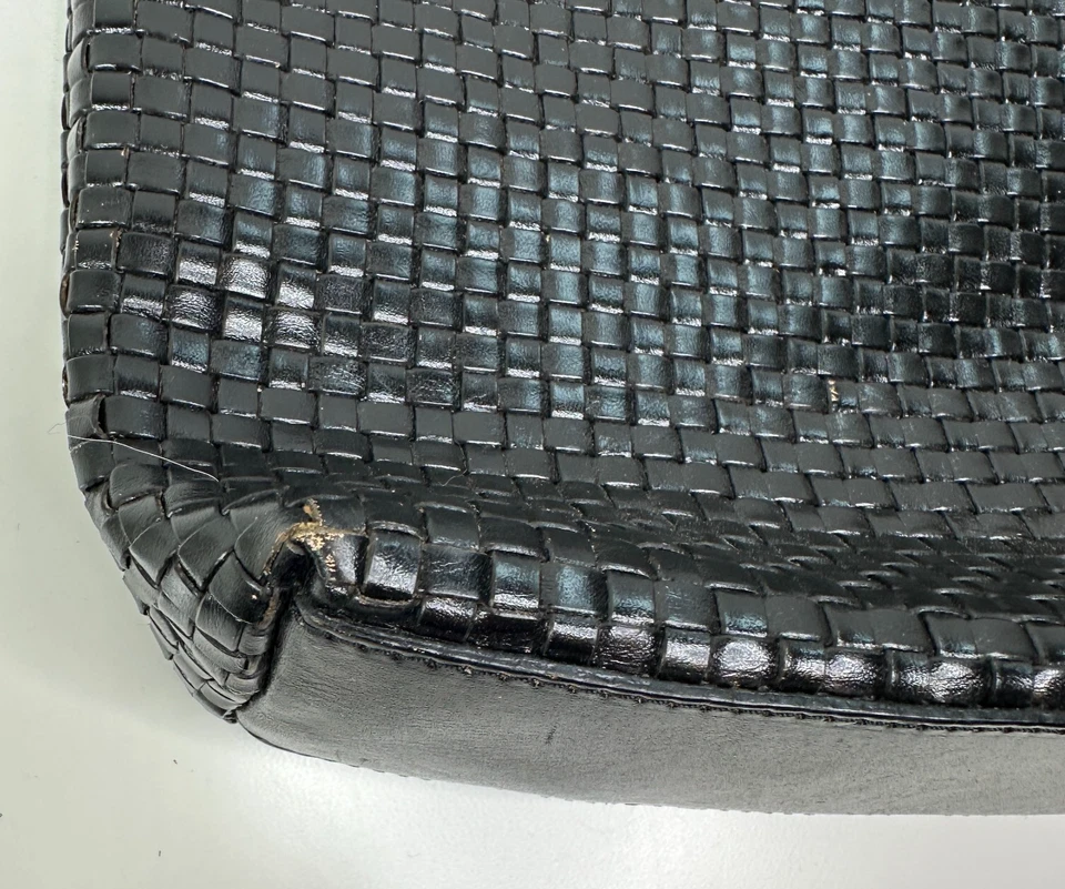 Bolso de hombro Laura Ashley tejido negro con ribete de cuero y cierre de cremallera Foto 3 de 4