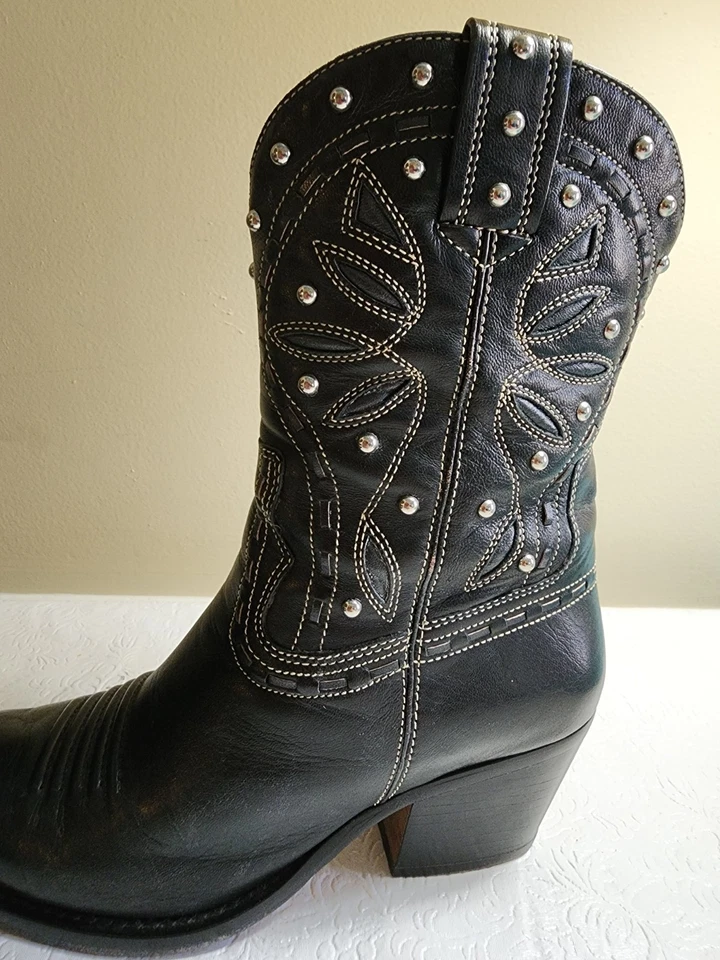 Botas de vaquero Cole Haan para mujer de cuero con tachuelas de media pantorrilla, negras, talla 8B Foto 3 de 4