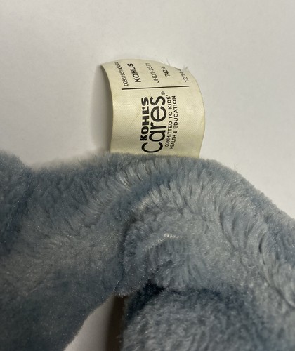 Kohls Cares Plüschblauwal aus IF YOU WANT TO SEE A WHALE Buch von Erin Stead - Bild 2 von 3