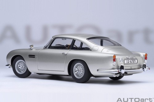 AUTOart Aston Martin DB5 Silver 007 Goldfinger Version w/ Weapons 1:18 - Picture 2 of 24