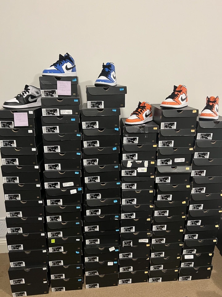 UNDER RETAIL NIKE AIR JORDAN 1 MID SE SINAL AZUL DD6834-402 PRETO BRANCO REAL - Imagem 2 de 4