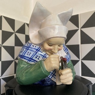 Pichet anthropomorphe "Bretonne à la pipe" HENRIOT QUIMPER ancien