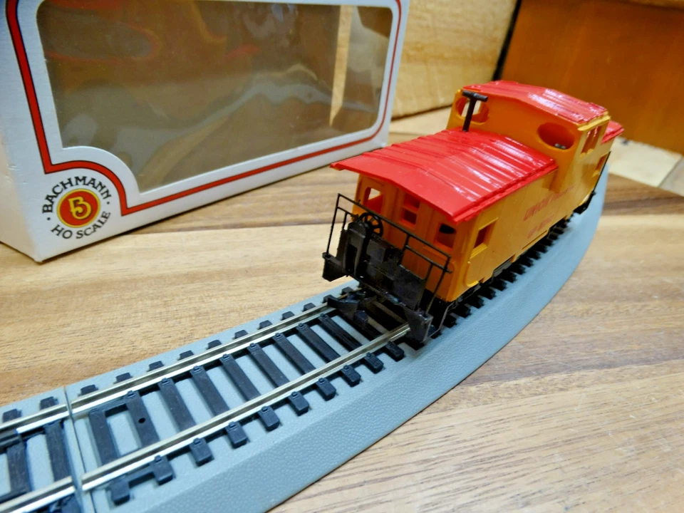 Bachmann HO Scale 34' Union Pacific UP 25743 Cupula Caboose with Box - Image 4 of 4