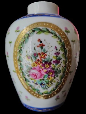 Exquisite Schrankvase ''Vieux Paris'' aus dem 19. Jahrhundert - Sèvres Stil - wunderschön - 11 cm