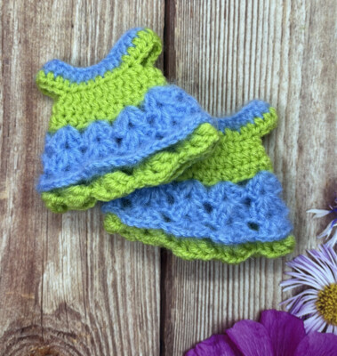 Gehäkelte Handarbeit Kleid Puppe Spielzeug neu süß klein Mini blau grün Bär Garn Handarbeit