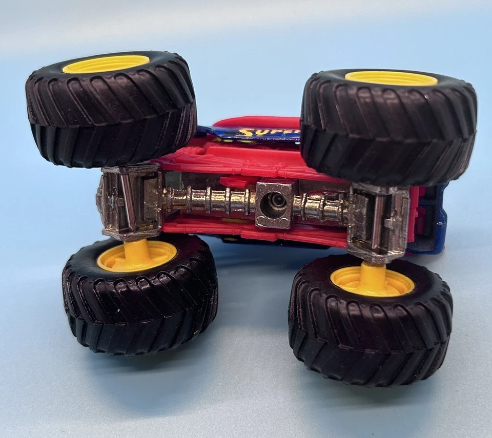 Monster Jam Superman Monster Truck Hot Wheels escala 1:64 con Cape DC Comics 4x4 Foto 4 de 4