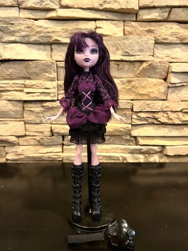 Monster High ELISSABAT Frights Camera Action Hauntlywood Puppe mit Ständer & Pinsel