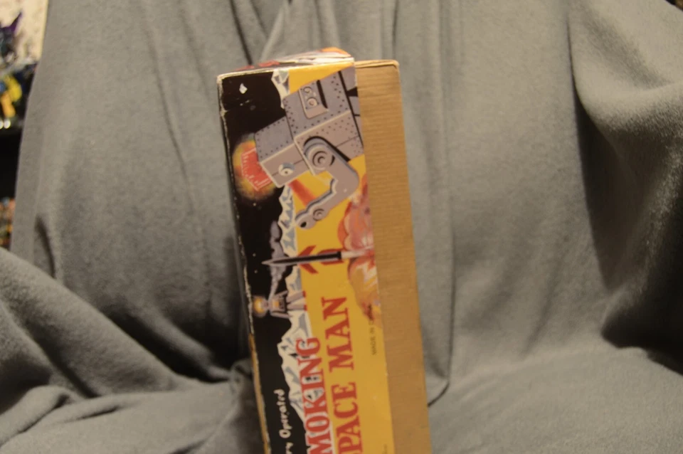 Juguetes HAHA Smoking Spaceman azul producción de juguetes de hojalata a batería Foto 3 de 4