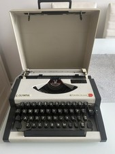 Vintage Olympia Manual Typewriter Portable Traveller De Luxe S 1970's & Case