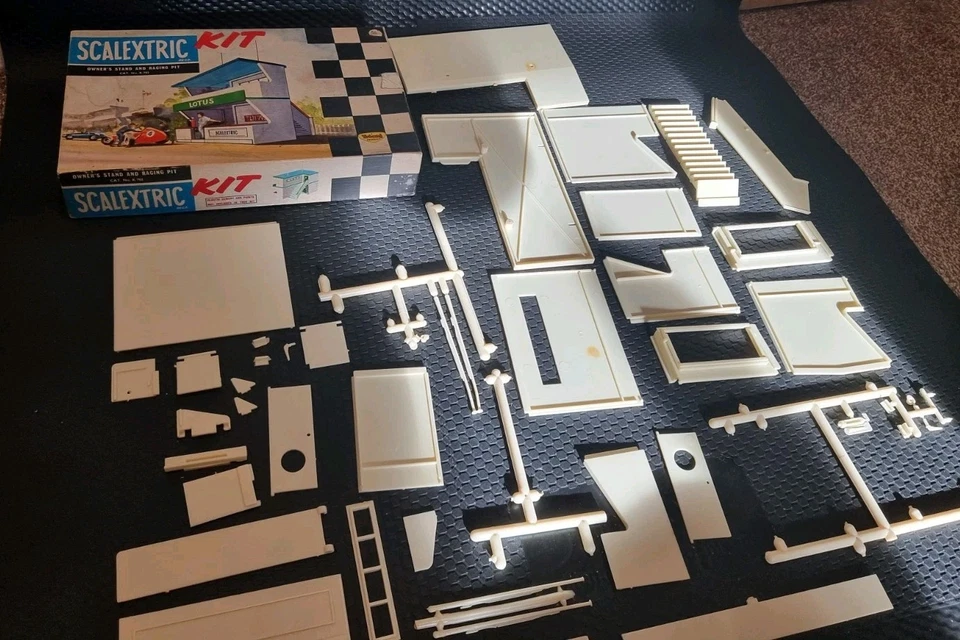 Kit Scalextric K-702 Propiedades Soporte y Carreras Pit Building COMPLETO sin hacer en caja - Imagen 2 de 4