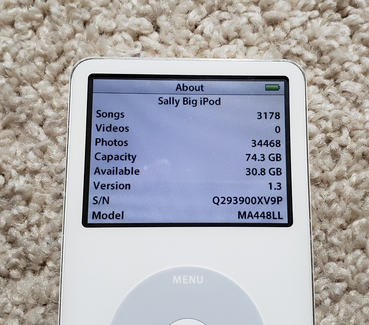 Apple iPod classic 5th Generation White (80GB) (MA448LL) - READ
