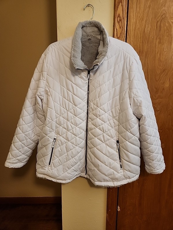 Women's Free Country size 2X reversible white polyester & grey faux fur zip coat