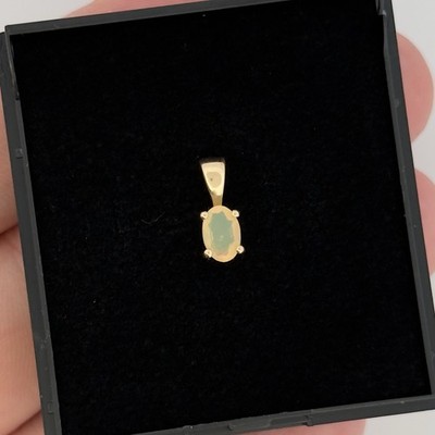 Kleiner Opal Solitär Anhänger 9 kt Gelbgold