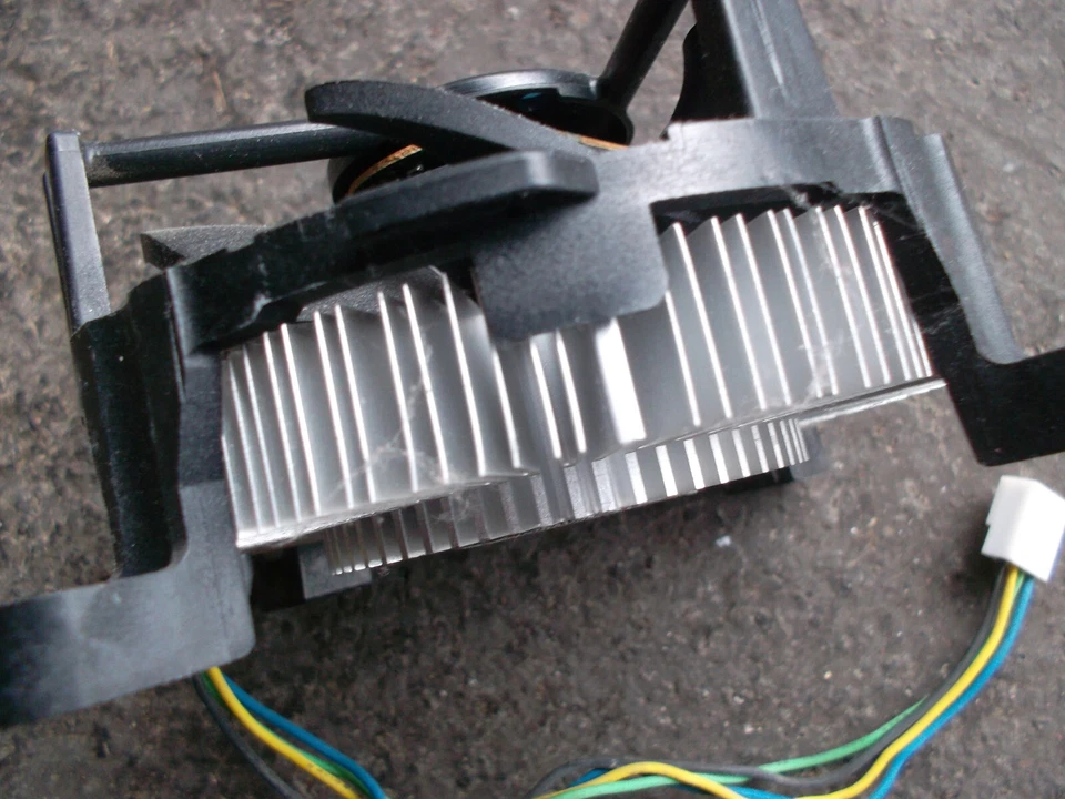 Intel Boxed Kühler, für Sockel LGA 1155 , Core i3 , Core i5,  Core i7, 4 Pin PWM - Bild 4 von 4