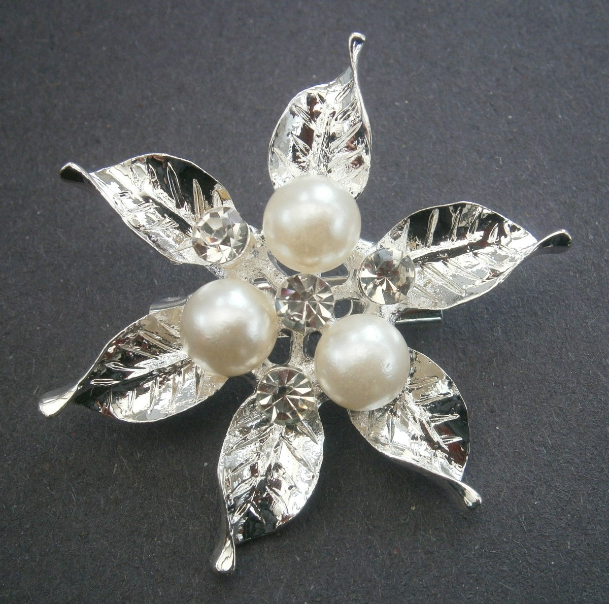 パールフラワー Z160*) White Pearl floral flower circular rhinestone silver tone